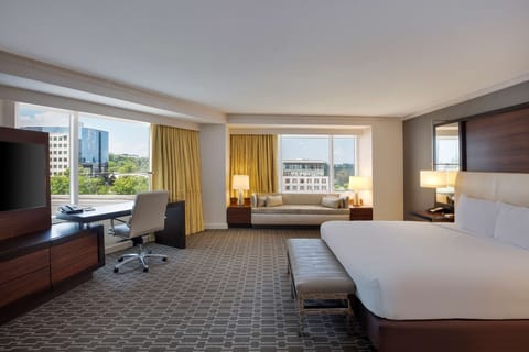 Deluxe Studio Suite, 1 King Bed | Premium bedding, down comforters, pillowtop beds, in-room safe