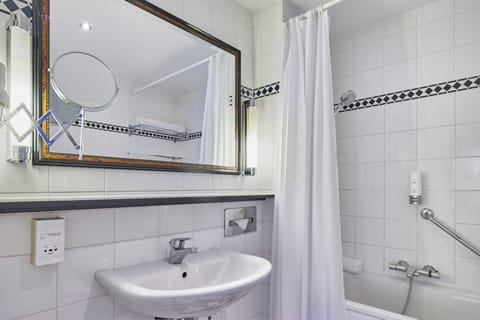 Combined shower/tub, hair dryer, towels
