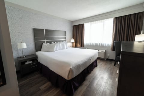 Deluxe Room, 1 King Bed | Premium bedding, down comforters, desk, laptop workspace