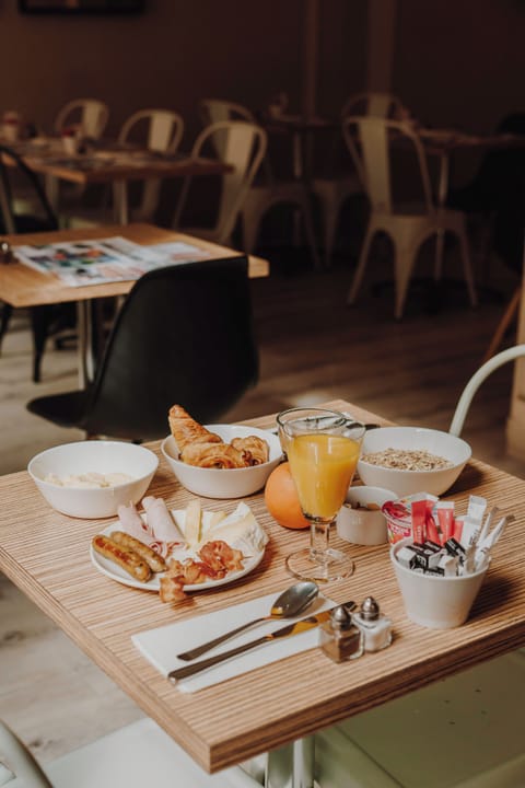 Daily buffet breakfast for a fee