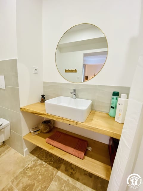 Chambre Classique Double ou avec lits jumeaux (Trémie) | Bathroom | Shower, free toiletries, hair dryer, towels