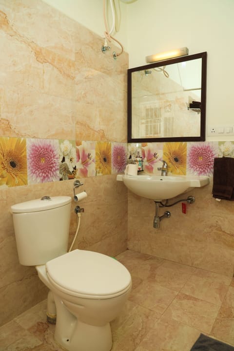 Superior Room | Bathroom | Free toiletries, towels, shampoo, toilet paper