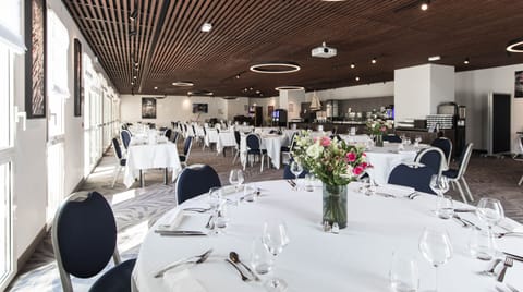 Breakfast, lunch and dinner served