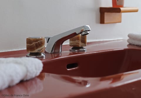 Classic Double Room | Bathroom | Free toiletries, hair dryer, towels, soap