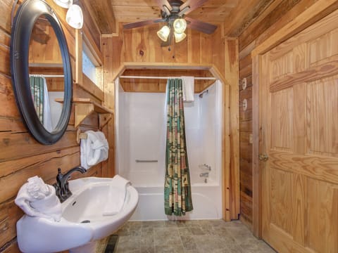 Cabin, Multiple Beds, Balcony | Bathroom | Towels