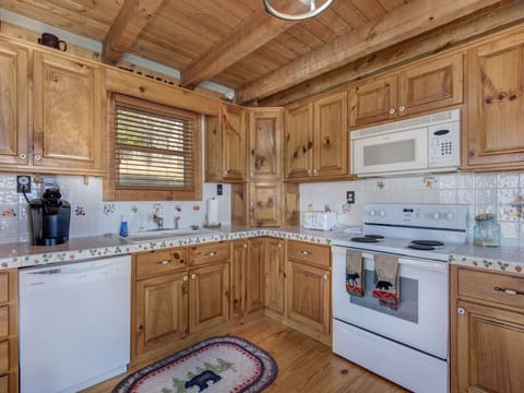 Cabin, Multiple Beds, Patio | Private kitchen | Fridge, microwave, oven, stovetop