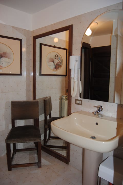 Rainfall showerhead, free toiletries, hair dryer, bidet