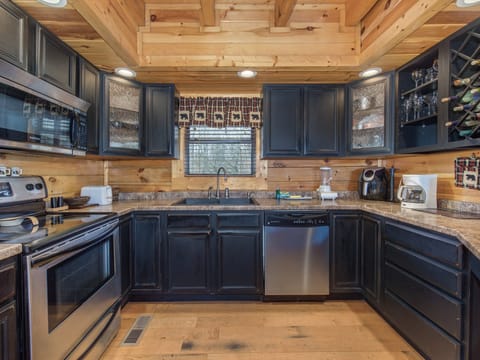 Cabin, Multiple Beds, Patio | Private kitchen | Fridge, microwave, oven, stovetop