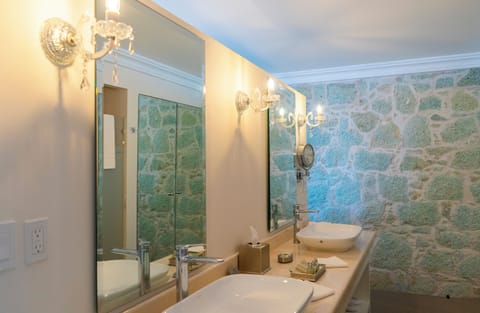 Twin Junior Suite Double | Bathroom | Shower, hair dryer, bathrobes, slippers