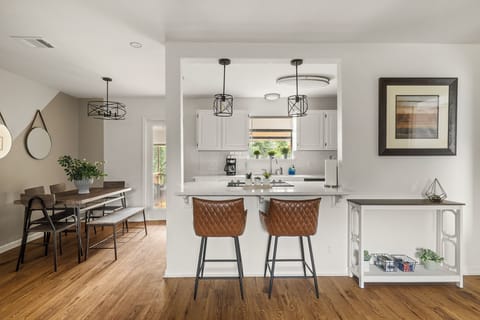 Cozy and inviting dining room with a charming table, perfect for family meals or intimate dinners. Thoughtful décor and elegant details complete the ambiance. 🍽️✨