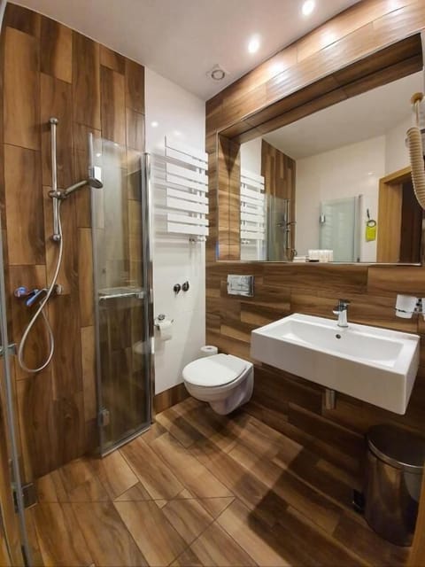 Superior Triple Room | Bathroom | Shower, hair dryer, towels, soap