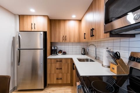 Apartment, 1 Bedroom | Private kitchen | Full-size fridge, microwave, oven, stovetop