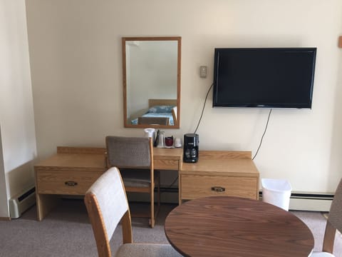 Basic Room, 1 Queen Bed, Patio | Iron/ironing board, free WiFi, bed sheets, wheelchair access