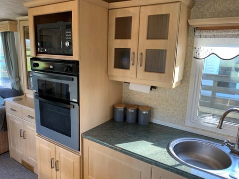 Cabin | Private kitchen | Fridge, microwave, oven, stovetop
