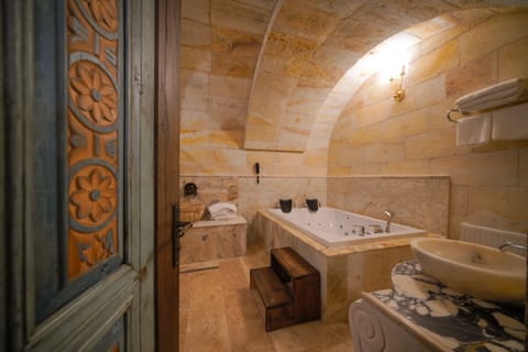 VADI ROOM | Bathroom | Combined shower/tub, jetted tub, rainfall showerhead, free toiletries