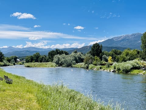 Easy entry/exit to river with sandy river bottom, great for swimming & fishing