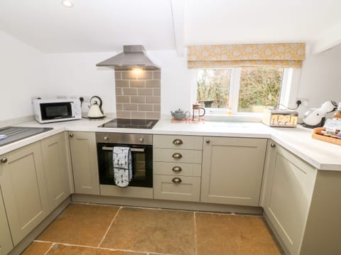 Cottage | Private kitchen | Fridge, dishwasher, electric kettle, toaster