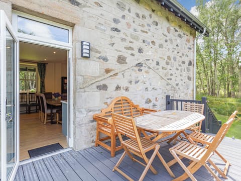 Sitting-out-area | Carn Cottage, Strathnairn