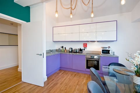 Mulberry Flat 4 - Two bedroom 2nd floor | Private kitchen | Full-size fridge, oven, dishwasher, coffee/tea maker