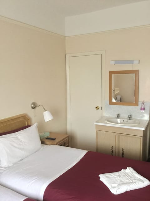 Twin Room | Iron/ironing board, free WiFi