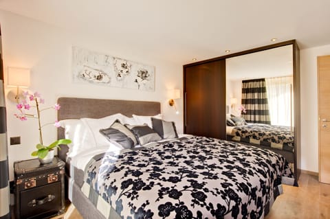 Luxury Apartment, 4 Bedrooms, Mountain View (Matterhorn) | In-room safe, desk, bed sheets