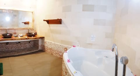 Triple Deluxe Room | Bathroom | Shower, free toiletries, hair dryer, towels