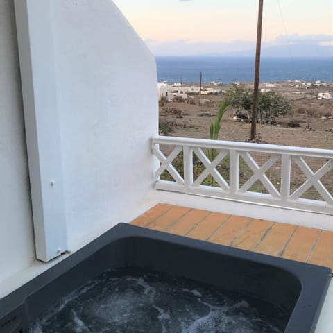 Hot tub with an amazing sea view to the east coast of Santorini
