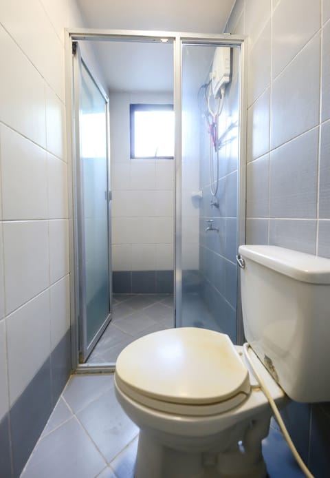 Standard Double Room | Bathroom | Shower, rainfall showerhead, towels