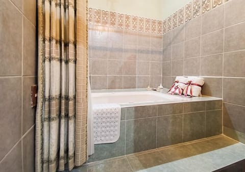 Deluxe Suite, 1 King Bed | Bathroom | Hair dryer, towels, soap, shampoo