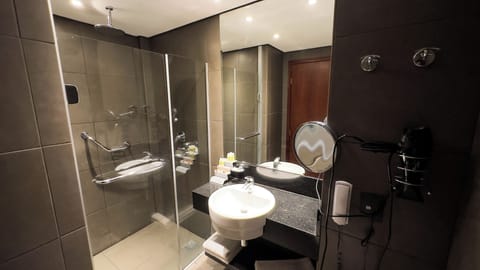 Gran Vivenzo Cama Queen | Bathroom | Shower, rainfall showerhead, hair dryer, bidet