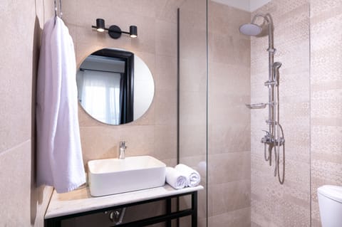 Standard Room | Bathroom | Shower, hair dryer, slippers, towels