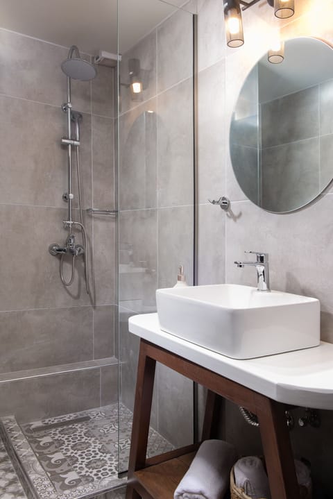 Executive Suite | Bathroom | Shower, hair dryer, slippers, towels