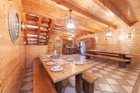 Cabin, Multiple Bedrooms | Private kitchen | Fridge, oven, coffee/tea maker, toaster