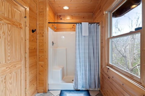 Cabin, Multiple Bedrooms | Bathroom | Towels