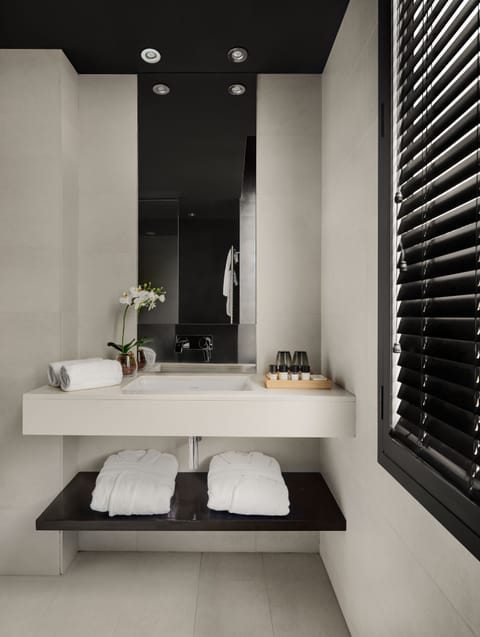 Superior Room | Bathroom | Free toiletries, hair dryer, bathrobes, slippers