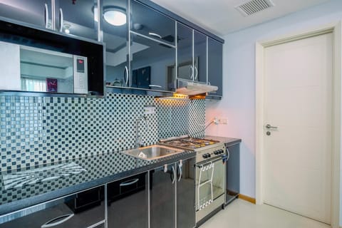 Room | Private kitchen | Fridge, stovetop, cookware/dishes/utensils