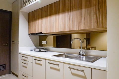 Room | Private kitchen | Fridge, stovetop, cookware/dishes/utensils