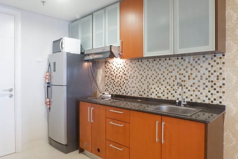 Room | Private kitchen | Fridge, microwave, stovetop, cookware/dishes/utensils