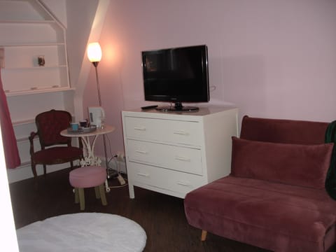 Romantic Room | Premium bedding, free WiFi, bed sheets