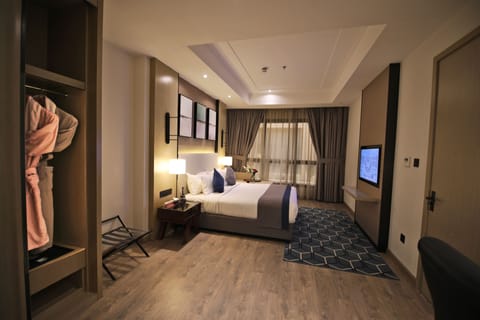 Executive Suite | Minibar, free WiFi, bed sheets