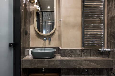 Superior Suite | Bathroom | Combined shower/tub, hydromassage showerhead, free toiletries