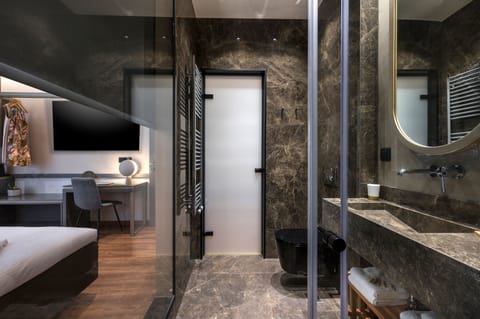 Executive Suite | Bathroom | Combined shower/tub, hydromassage showerhead, free toiletries