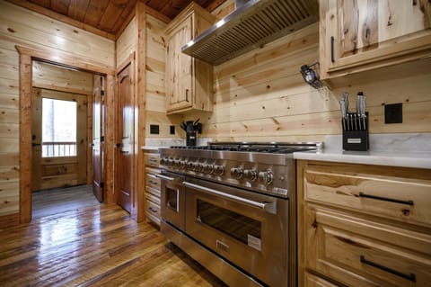 Big stove top to entertain large groups.