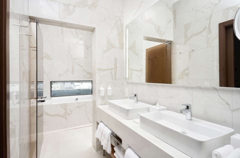 Parliament Suite | Bathroom | Eco-friendly toiletries, hair dryer, bathrobes, towels