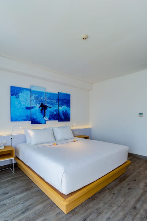 Premium Room, 1 Queen Bed, Pool View | Minibar, in-room safe, desk, laptop workspace