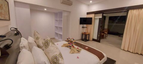 Deluxe Villa, 1 Bedroom | Minibar, in-room safe, desk, free cribs/infant beds