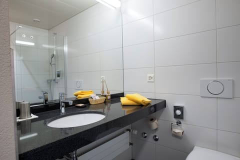 Combined shower/tub, hair dryer, towels