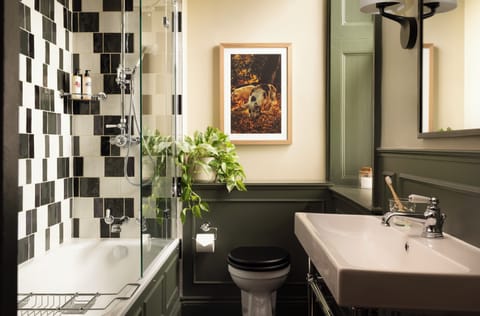 Deluxe Room | Bathroom | Combined shower/tub, designer toiletries, hair dryer, towels