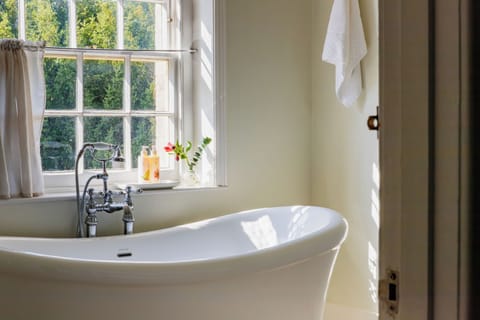 The Butlers Quarters | Bathroom | Combined shower/tub, hair dryer, towels