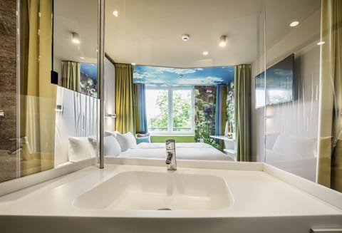 Double room nature | Bathroom | Shower, rainfall showerhead, hair dryer, bathrobes